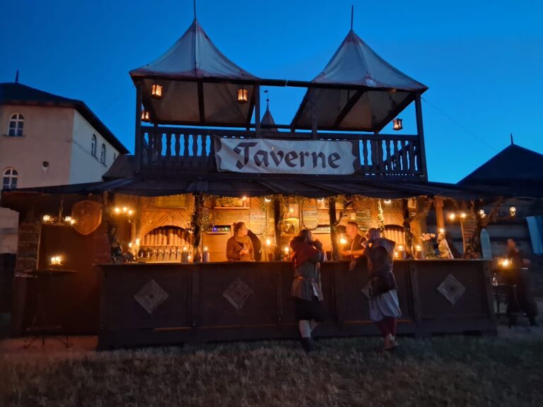 Hellpeak 2027 Sagenmarkt Taverne zum gestiefelten Kater